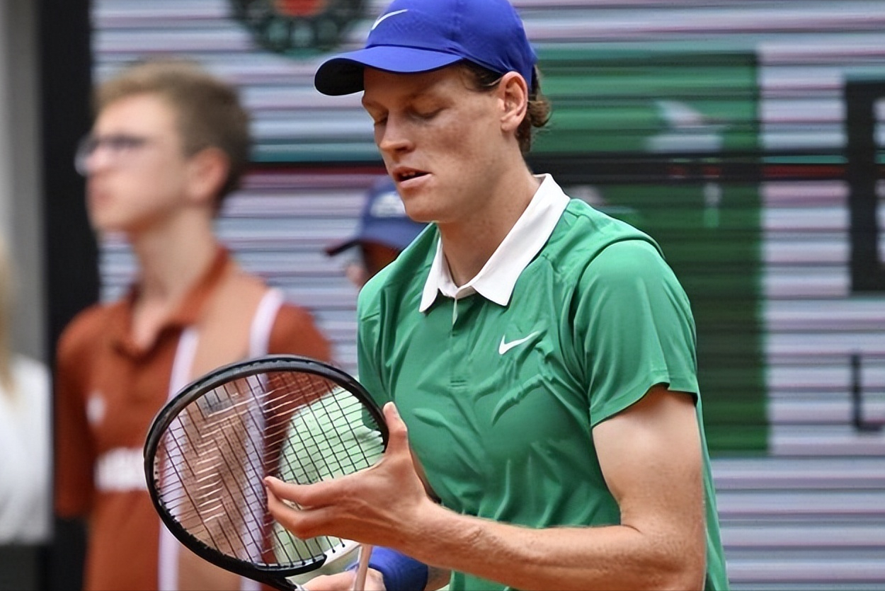 关于意大利网球队险胜法国网球队，德约科维奇制霸全场的信息