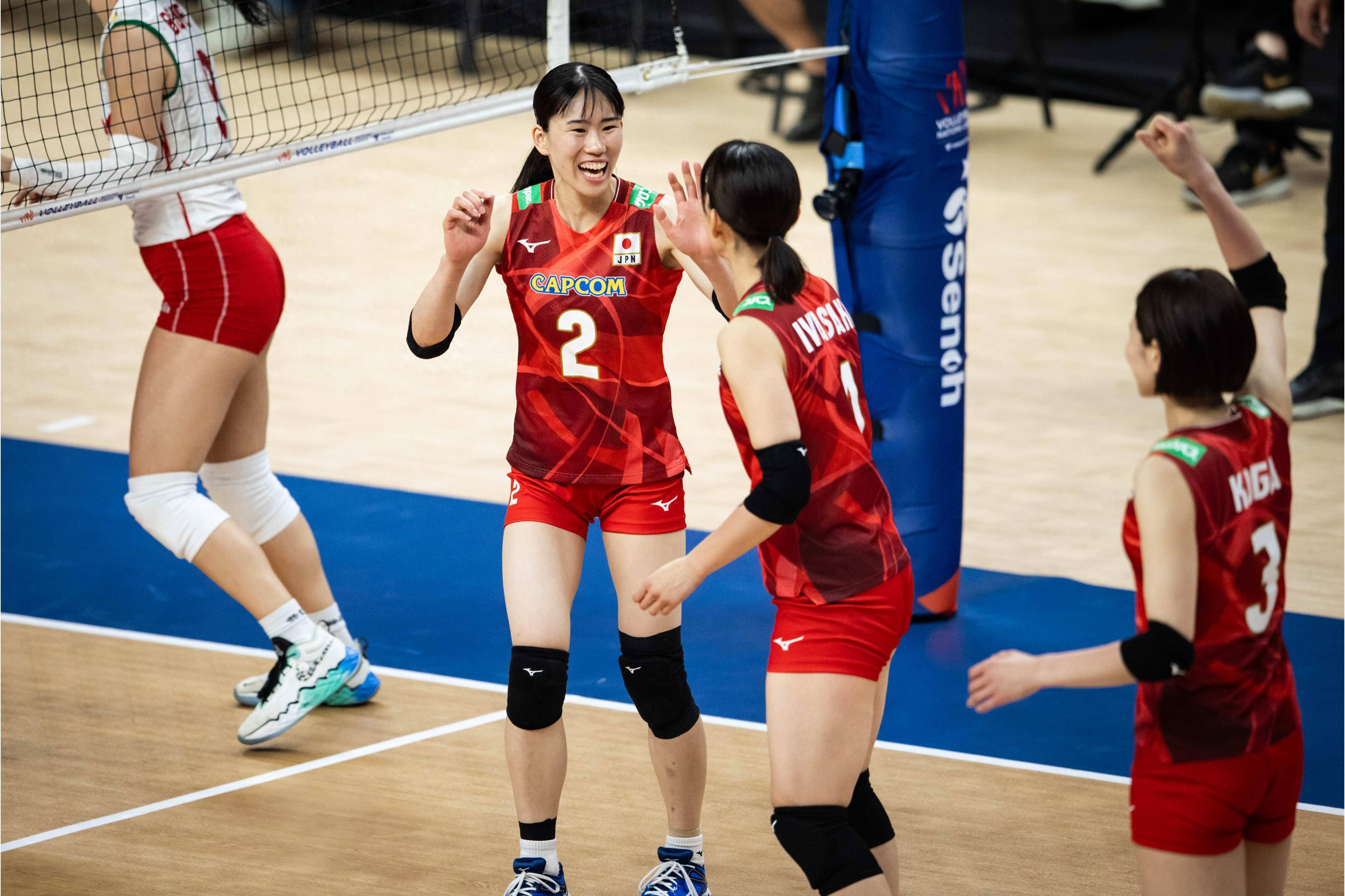 日本羽毛球队横扫中国羽毛球队，陶菲克三分雨点燃全场