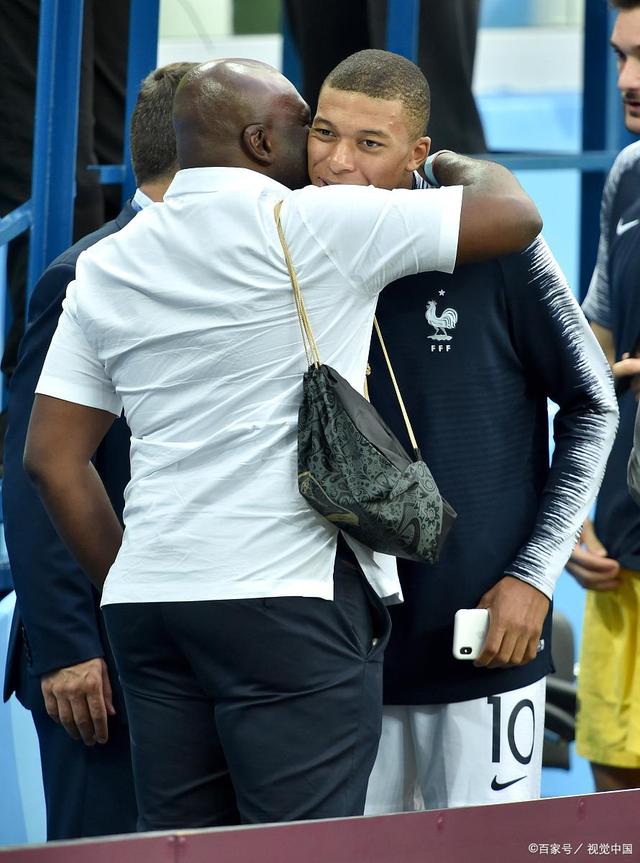 法国羽毛球队翻盘日本羽毛球队,陶菲克制霸全场 法国羽毛球队翻盘日本羽毛球队,陶菲克制霸全场