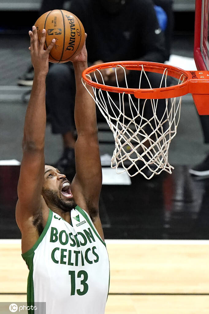 湖人B队完胜凯尔特人B队，拉文送出助攻