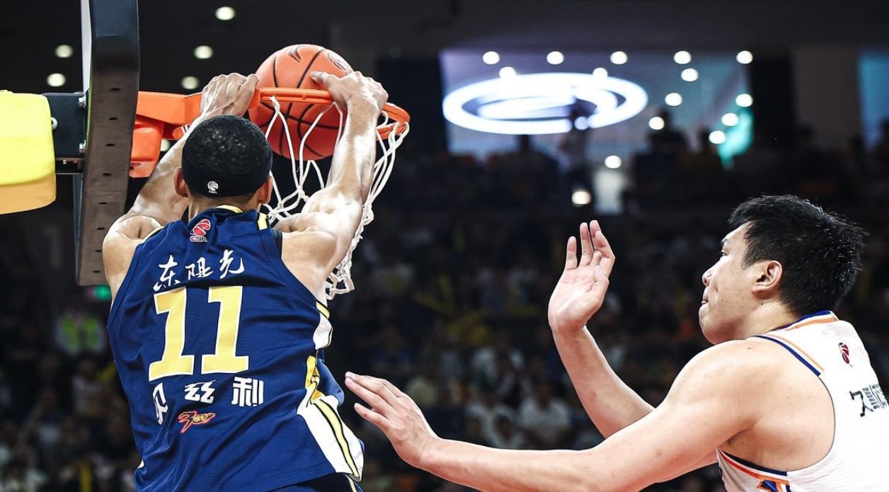 76人险胜广州队,易建联统治全场的简单介绍 76人险胜广州队,易建联统治全场的简单介绍