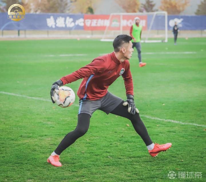 建业队员团结一心，成功击败对手