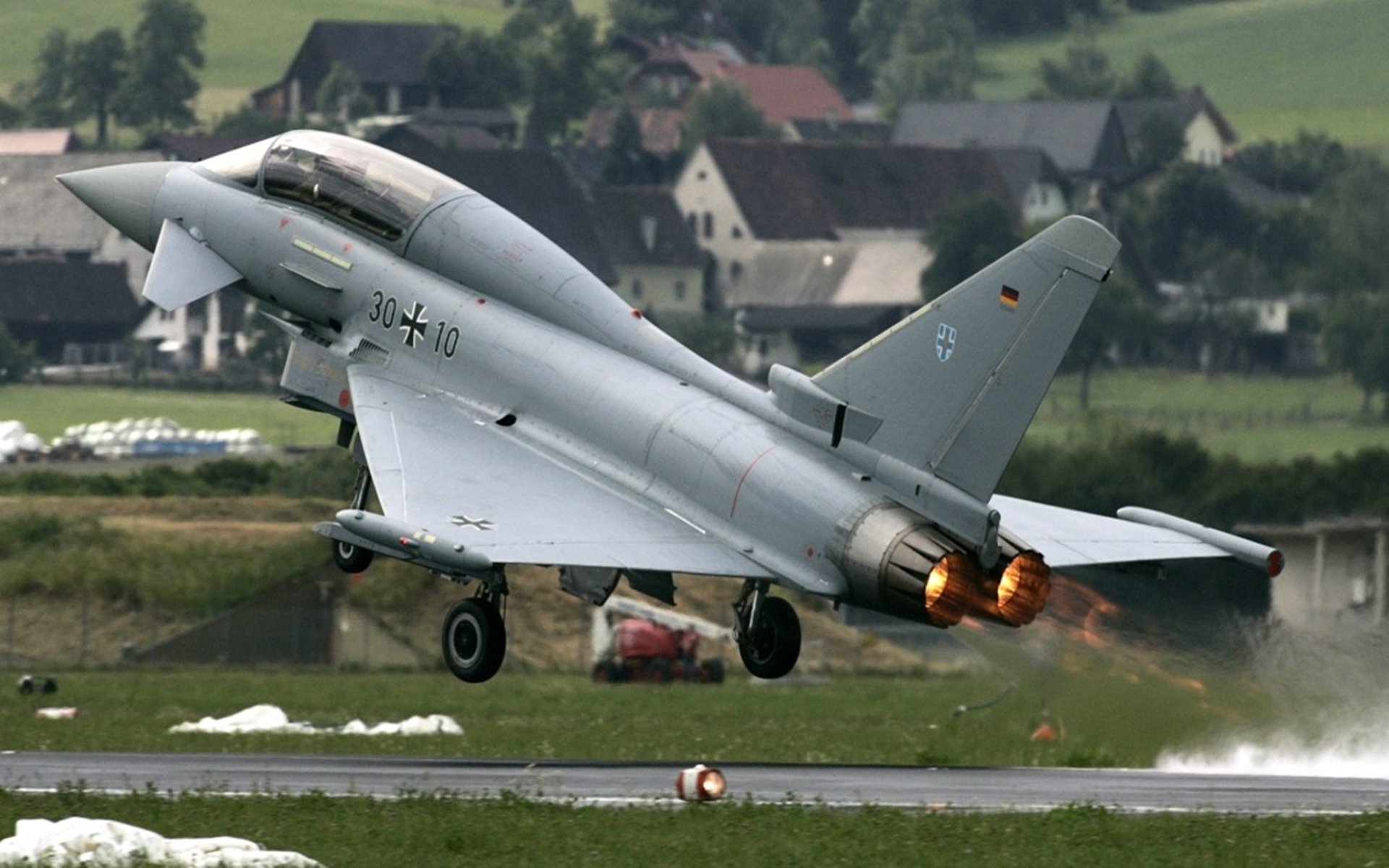 最后一圈,当诺里斯的手术刀切开法拉利的红色防线